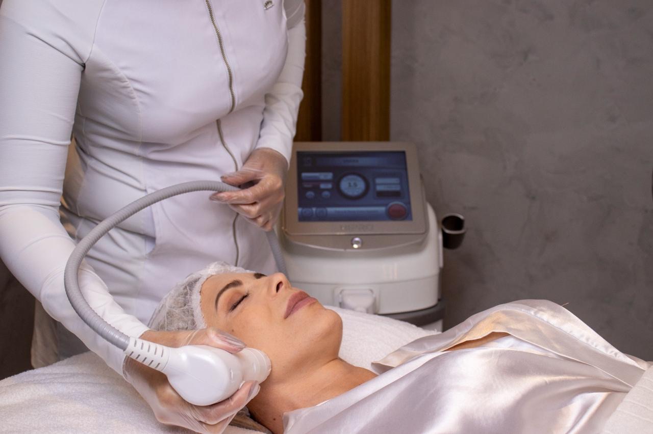 Aplicação de Hi Pro HIFU Microfocado para rejuvenescimento facial